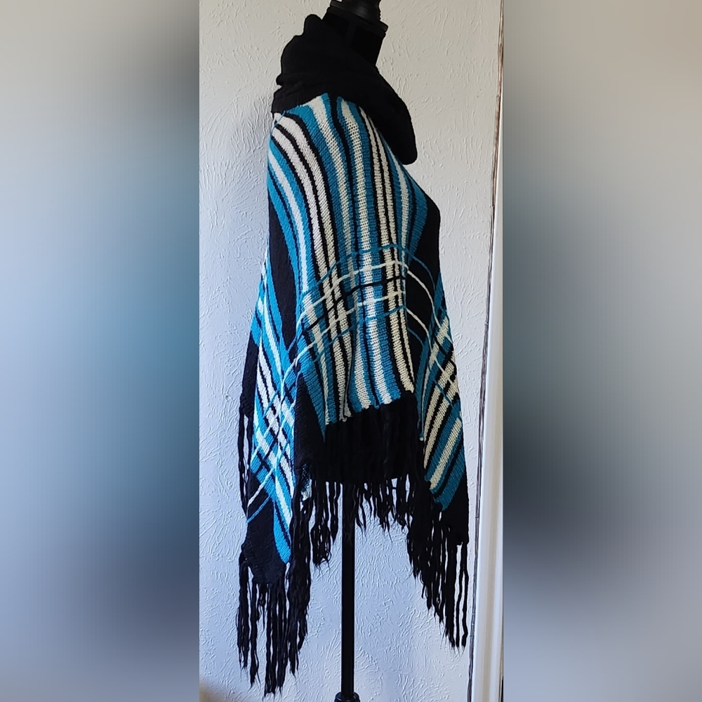 Turtleneck Poncho with fringes - Picture 4 of 5